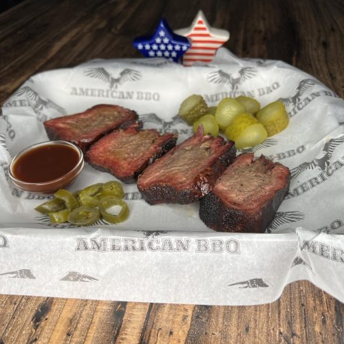 Копченый говяжий язык с малосольными огурцом на бурбоне, халапеньо и соусом барбекю