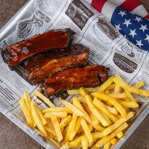 Свиные ребра с картофелем фри